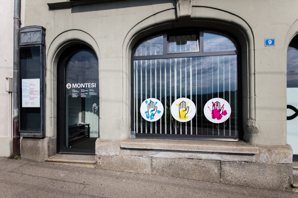 Vitrine du cabinet Montesi avec les trois mains / Schaufenster der Praxis Montesi